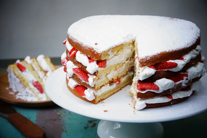 Gateau Au Yaourt Facile Facon Layer Cake Aux Fraises Hervecuisine Com