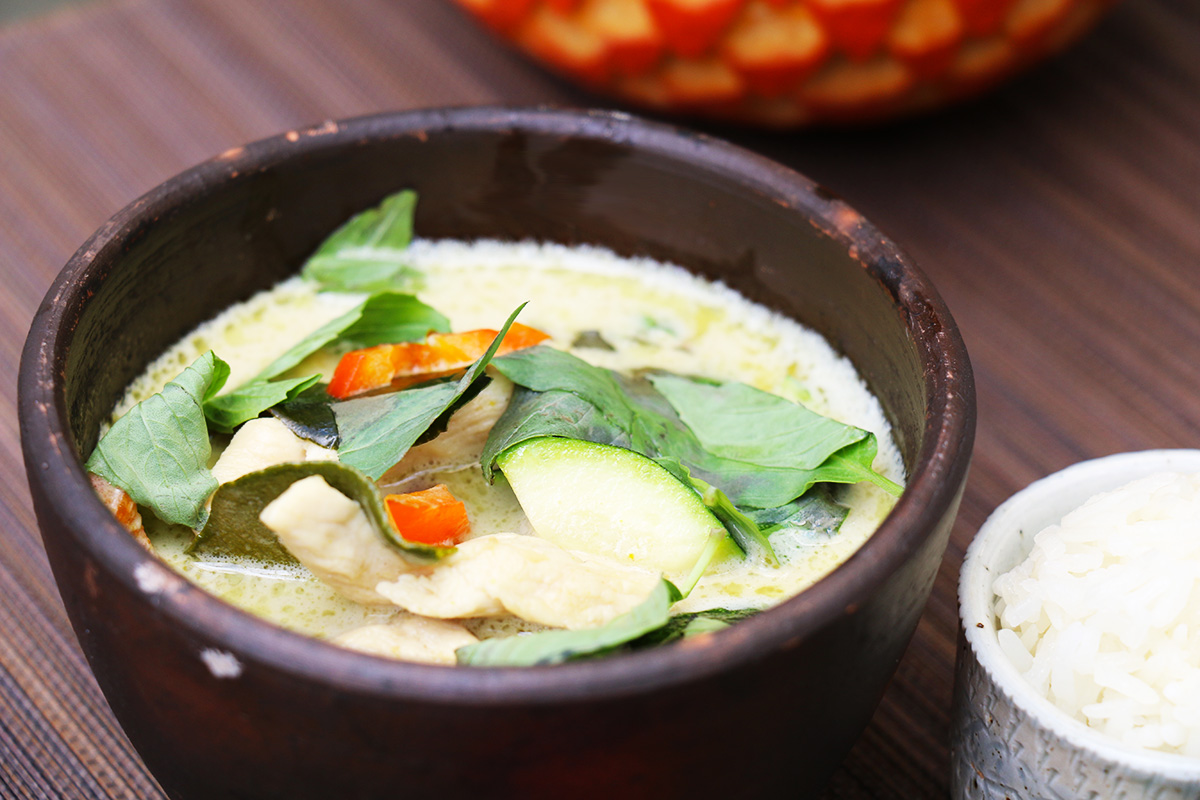 Curry vert de poulet et de basilic thaï - Recette facile ;) ©