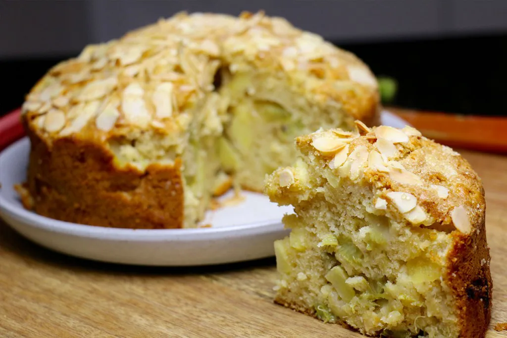 Gateau Moelleux A La Pomme Et A La Rhubarbe Hervecuisine Com