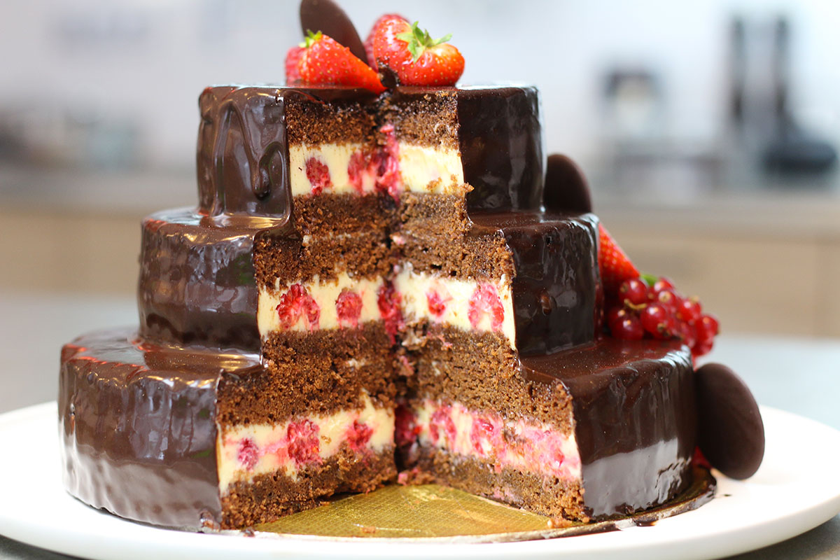 Gâteau d'anniversaire au chocolat à étages - HerveCuisine.com
