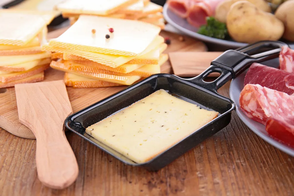 Le fromage à raclette - Origine et caractéristiques du fromage à raclette  et son utilisation en cuisine