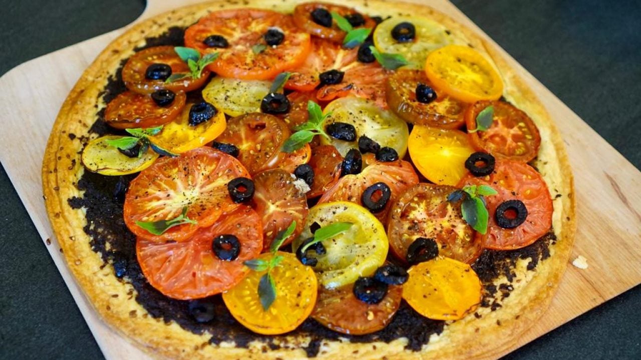 La recette de la tarte feuilletée tomate tapenade - HerveCuisine.com