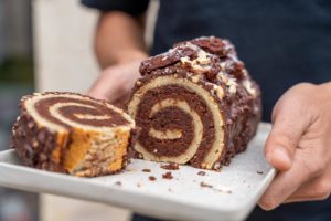 Bûche de Noël brownie chocolat noisettes glaçage rocher